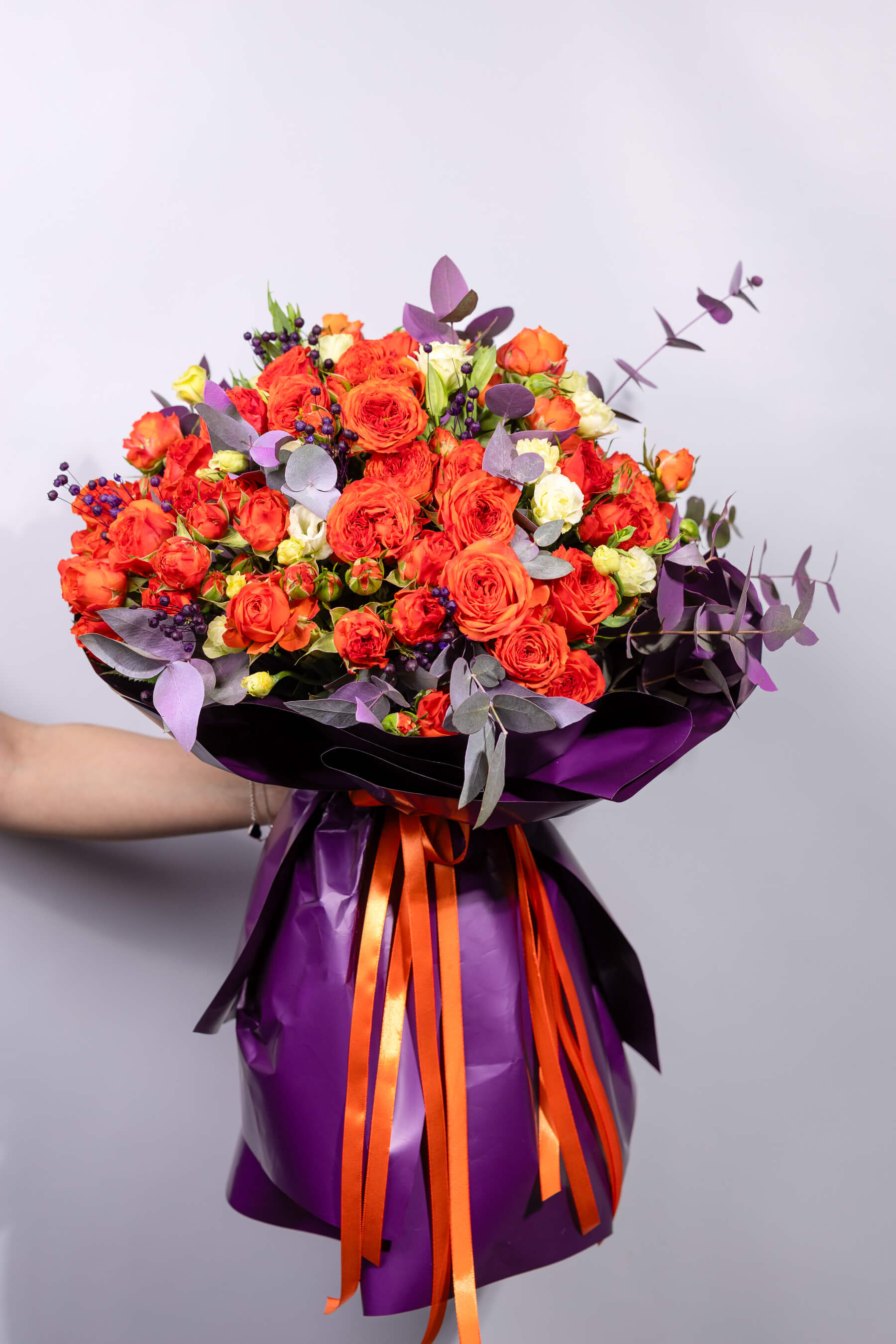 «Sunset Bloom» Ծաղկեփունջ – Սպիտակ և Նարնջագույն Վարդեր - Image 1 of 3 | Flowers Theory