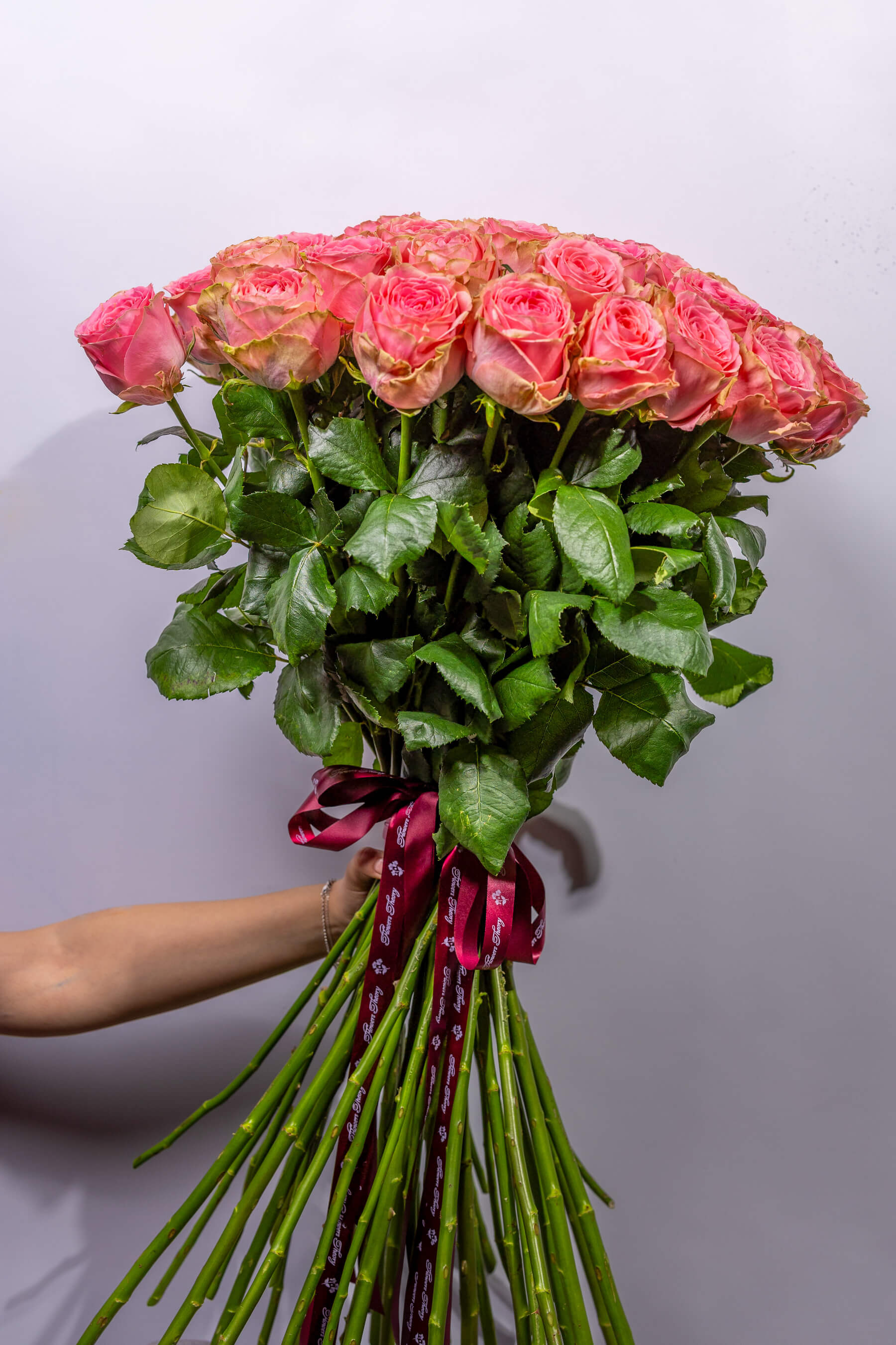 Սոֆիա Լորենի վարդերի ծաղկեփունջ – Պրեմիում վարդագույն վարդեր - Image 1 of 4 | Flowers Theory