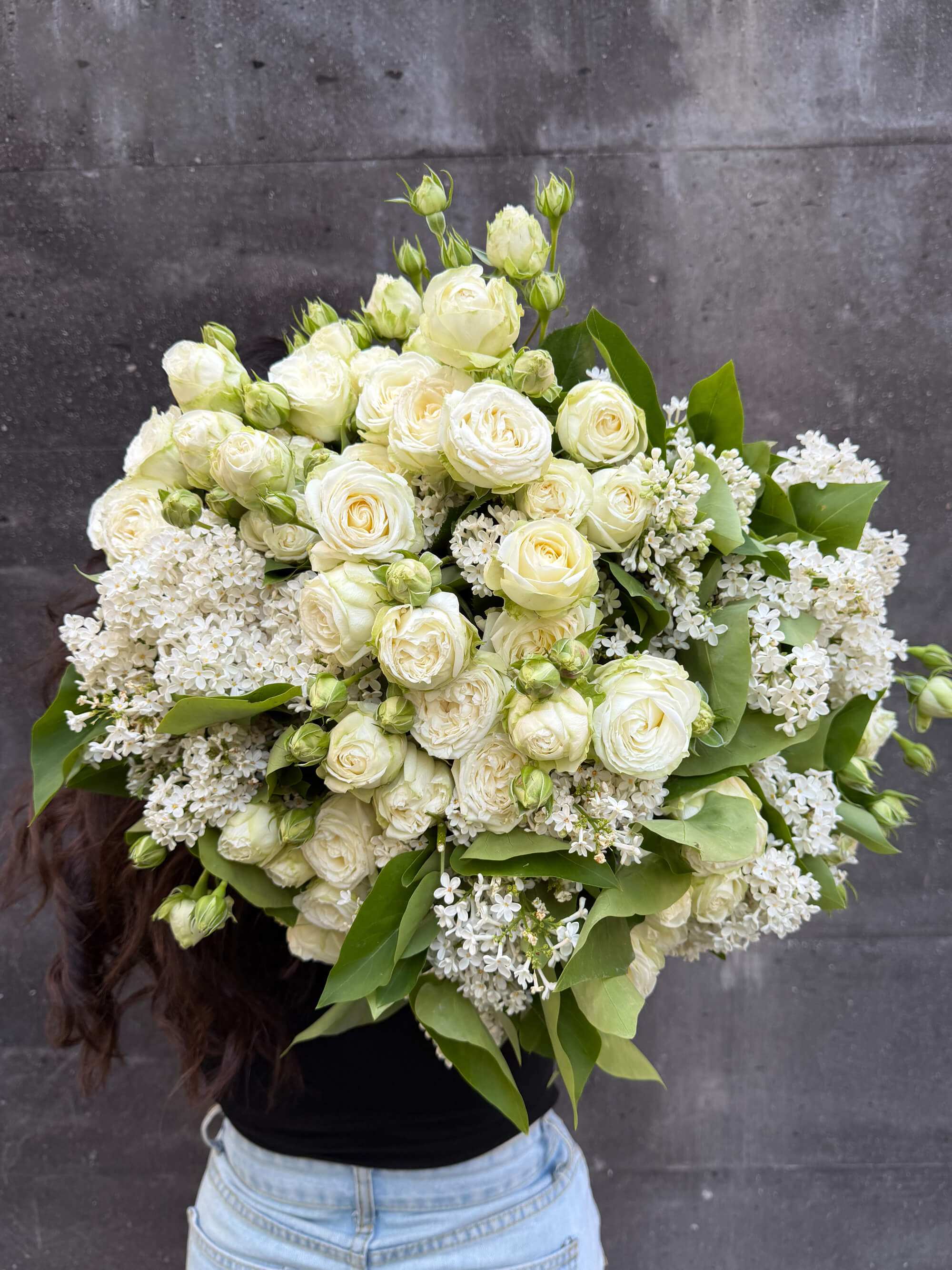 Белые розы и белая сирень роскошный весенний букет - Image 1 of 3 | Flowers Theory