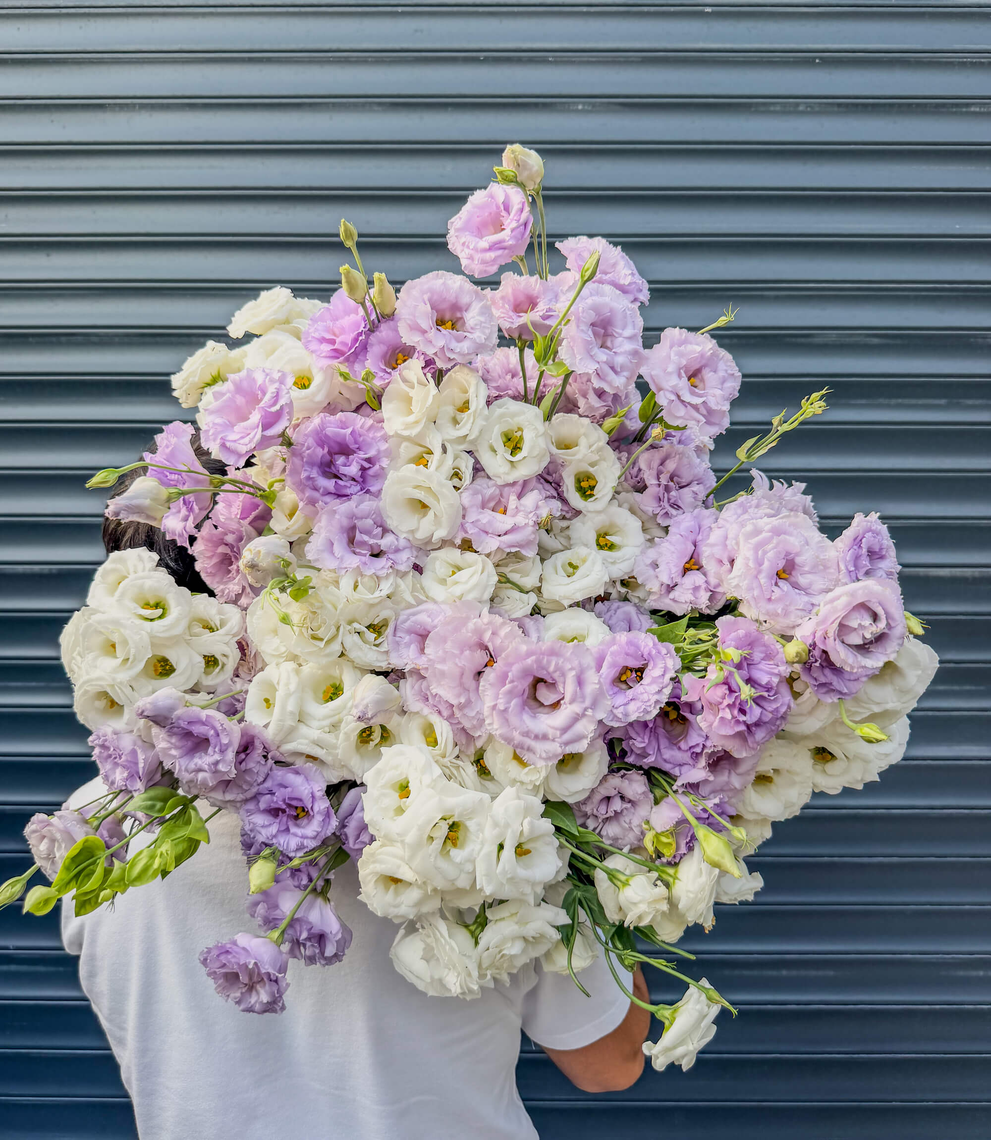 Лизиантусы белые и фиолетовые: контрастный букет - Image 1 of 1 | Flowers Theory